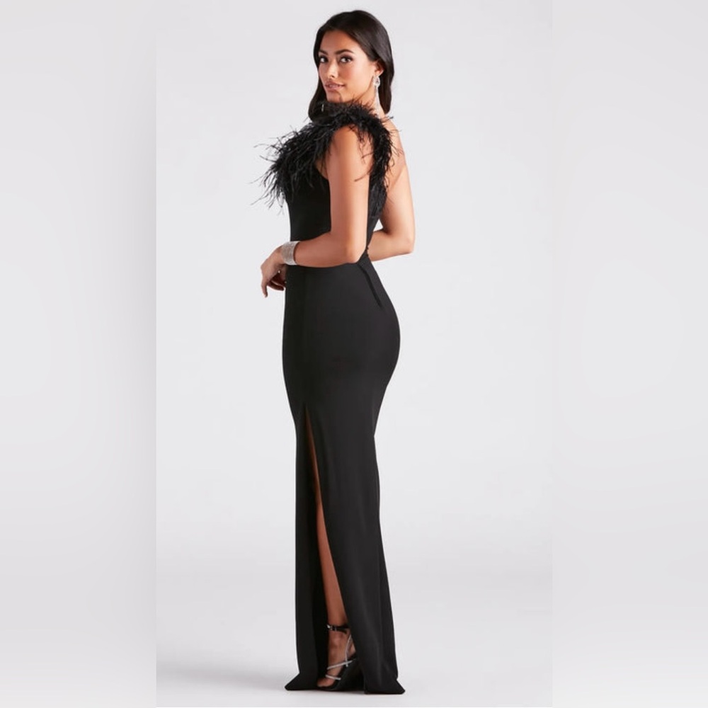 Windsor Patricia Crepe Black One Shoulder Marabou Feather Slit Formal Gown S - Picture 2 of 11